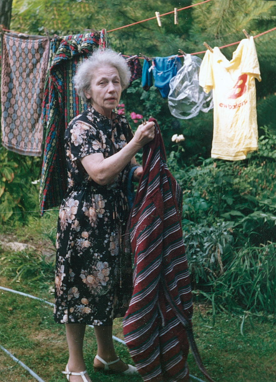 Oma und die Wäscheleine
